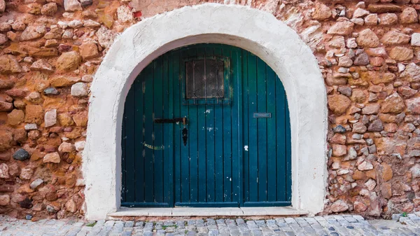 Oude houten deur in oude stenen muur. Houten deur in de oude stad — Stockfoto