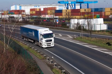 Düsseldorf, Almanya - 16 Şubat: taşıma kamyonu highwa üzerinde