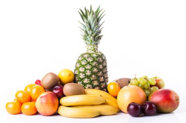 Taze meyve. Egzotik meyveler üzerinde beyaz izole ürün yelpazesine