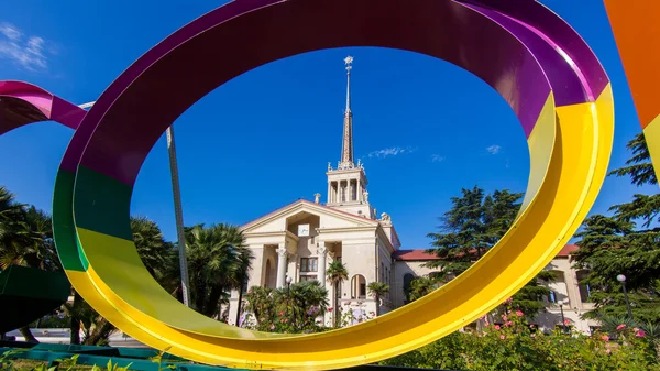 Porto Marinho Comercial de Sochi e belo jardim tropical com — Fotografia de Stock