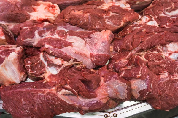 Olika kött i en stormarknad. Kött i butiken — Stockfoto