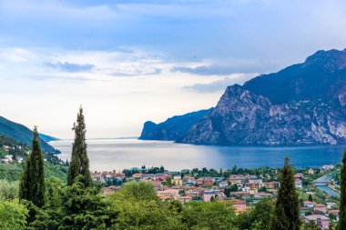 Riva Del Garda ve Garda Gölü manzarası, Lombardy, İtalya
