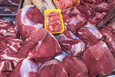 Süpermarkette çeşitli et çeşitleri. Dükkanda et