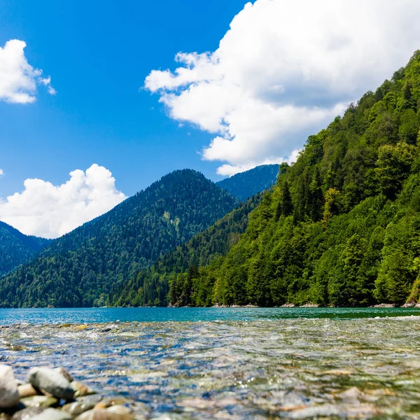 アブハジア。リザ湖。山湖 — ストック写真