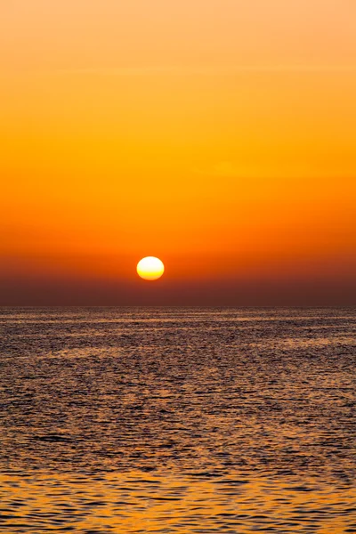 Belo pôr do sol acima do mar. Pôr do sol colorido sobre o surf de água — Fotografia de Stock