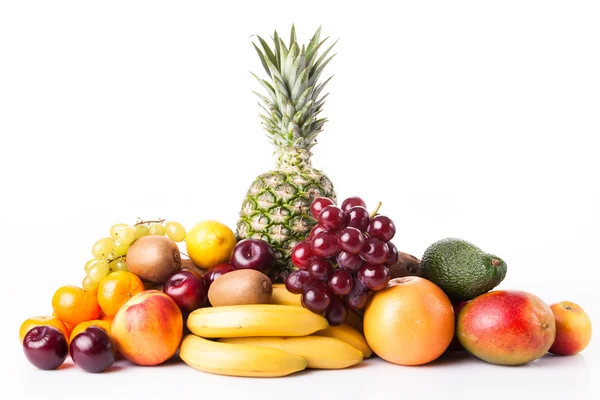 Frutas frescas. Sortimento de frutas exóticas isoladas em branco — Fotografia de Stock