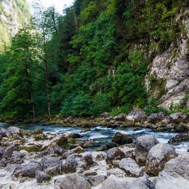 dağ nehir. Doğa kompozisyon. dağlar, yatay, tr