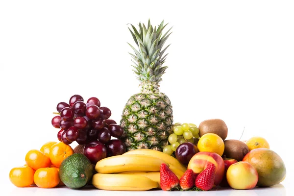 Frutas frescas. Surtido de frutas exóticas aisladas en blanco —  Fotos de Stock