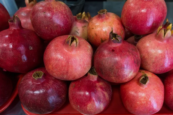 Melograni al Mercato. Gruppo di melograni. Melograno c — Foto Stock