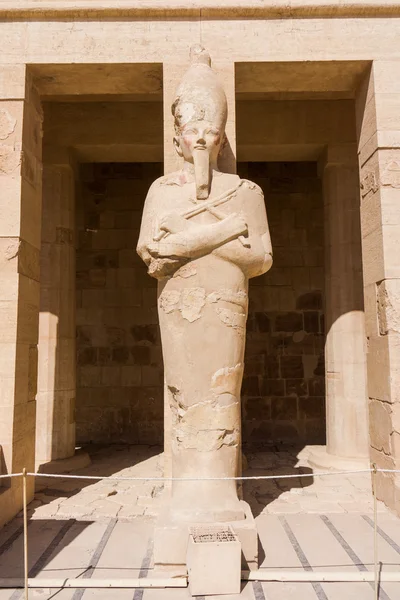 O templo de Hatshepsut perto de Luxor, no Egito. Estátuas na fachada — Fotografia de Stock