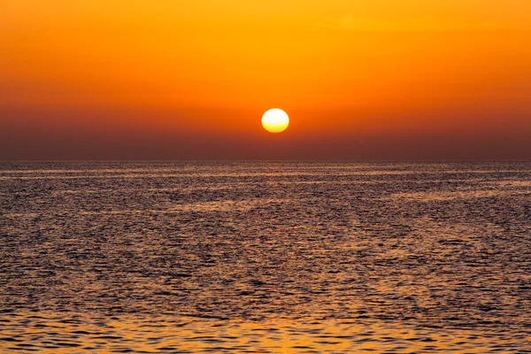 Güzel gün batımı denizden. Su sörf üzerinde renkli günbatımı — Stok fotoğraf