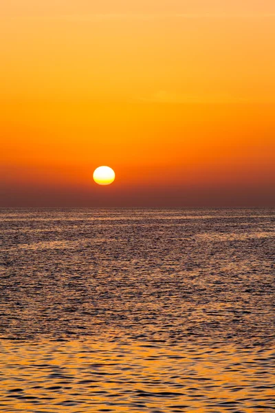 Belo pôr do sol acima do mar. Pôr do sol colorido sobre o surf de água — Fotografia de Stock