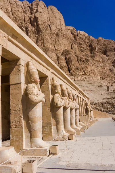 Der Tempel der Hatschepsut in der Nähe von Luxor in Ägypten. Statuen an der Fassade — Stockfoto