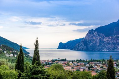 Riva Del Garda ve Garda Gölü manzarası, Lombardy, İtalya