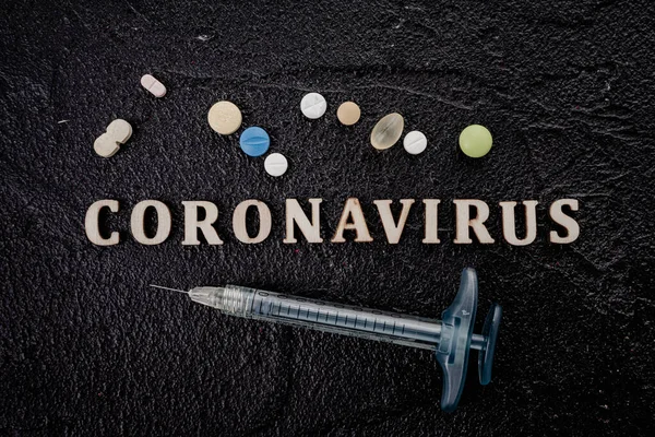 Flacon Vaccin Contre Coronavirus Avec Seringue Isolée Sur Fond Noir — Photo