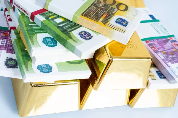 Золотые Слитки Фоне Банкнот Евро — стоковое фото