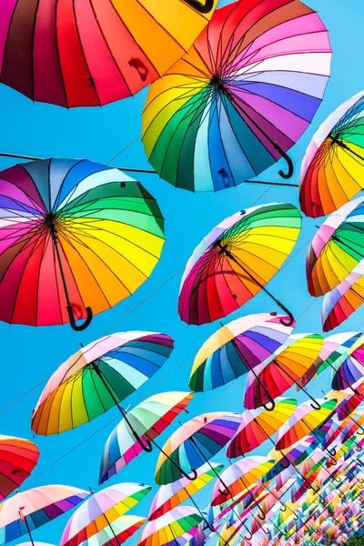 Caddenin üzerinde gökkuşağı şemsiyesi, LGBT sembolleri.