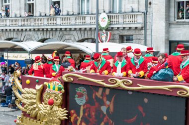 Köln, Almanya - 12 Şubat 2018: Rosenmontag Parade (Gül Pazartesi). Sokaklarda bir milyondan fazla izleyici var. Karnaval geçidi.