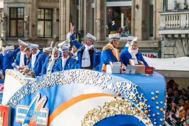 Köln, Almanya - 12 Şubat 2018: 12 Şubat 2018 'de Köln, Almanya' da düzenlenen Karnaval geçit töreninde kimliği belirsiz kişiler. Bu geçit her yıl düzenlenir..