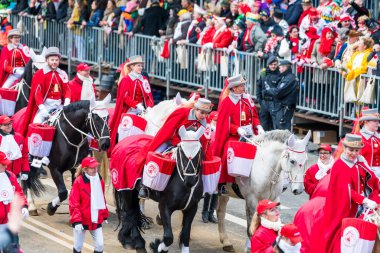 Köln, Almanya - 12 Şubat 2018: 12 Şubat 2018 'de Köln, Almanya' da düzenlenen Karnaval geçit töreninde kimliği belirsiz kişiler. Bu geçit her yıl düzenlenir..