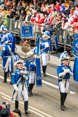 Köln, Almanya - 12 Şubat 2018: 12 Şubat 2018 'de Köln, Almanya' da düzenlenen Karnaval geçit töreninde kimliği belirsiz kişiler. Bu geçit her yıl düzenlenir..