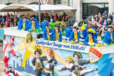 Köln, Almanya - 12 Şubat 2018: 12 Şubat 2018 'de Köln, Almanya' da düzenlenen Karnaval geçit töreninde kimliği belirsiz kişiler. Bu geçit her yıl düzenlenir..