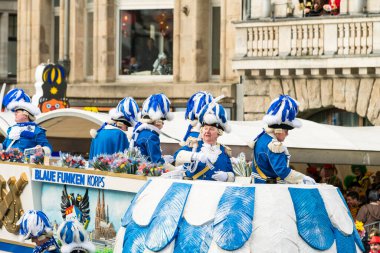 Köln, Almanya - 12 Şubat 2018: 12 Şubat 2018 'de Köln, Almanya' da düzenlenen Karnaval geçit töreninde kimliği belirsiz kişiler. Bu geçit her yıl düzenlenir..