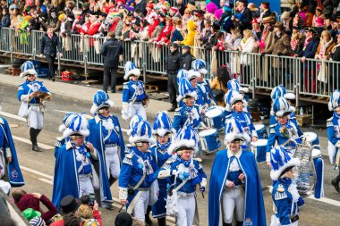 Köln, Almanya - 12 Şubat 2018 'de Almanya' nın Köln kentindeki bir karnavalda insanlar. Köln Karnavalı her yıl Köln 'de yapılan bir karnaval.