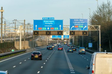 Amsterdam, Hollanda - 23 Mart 2019: Hollanda 'da Amsterdam ve Lahey' i birbirine bağlayan A4 otoyolu. 