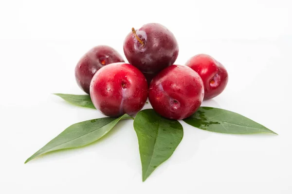 Ciruela Roja Con Hojas Verdes Aisladas Sobre Fondo Blanco —  Fotos de Stock