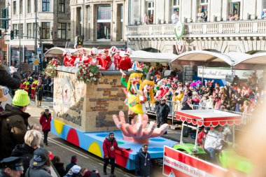 Köln, Almanya - 12 Şubat 2018: Rosenmontag Parade (Gül Pazartesi). Sokaklarda bir milyondan fazla izleyici var. Karnaval geçidi.