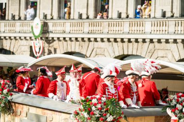 Köln, Almanya - 12 Şubat 2018: 12 Şubat 2018 'de Köln, Almanya' da düzenlenen Karnaval geçit töreninde kimliği belirsiz kişiler. Bu geçit her yıl düzenlenir..