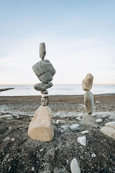 浜辺の石の姿 海を背景にした美しい石の姿 — ストック写真