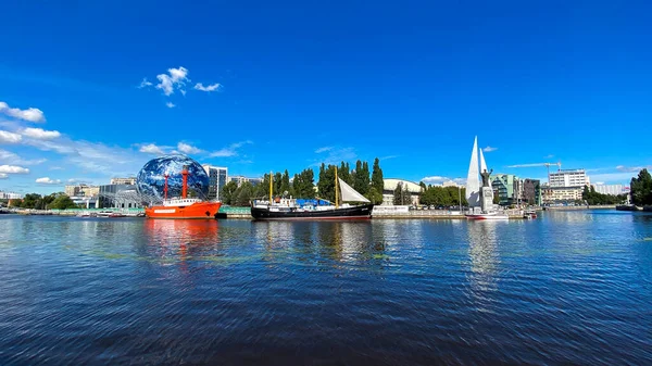 Kaliningrad Rusia Río Pregolya Con Una Exposición Del Museo Del — Foto de Stock