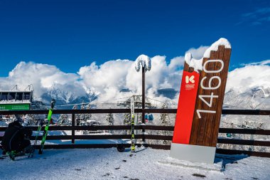 KRASNAYA POLYANA, SOCHI, RUSSIA - 14 FERUARY 2020: insanlar kış ekstrem sporları ile meşgul. Kayakçılar ve snowboardcular