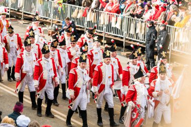 Köln, Almanya - 12 Şubat 2018: 12 Şubat 2018 'de Köln, Almanya' da düzenlenen Karnaval geçit töreninde kimliği belirsiz kişiler. Bu geçit her yıl düzenlenir..
