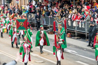 Köln, Almanya - 12 Şubat 2018: 12 Şubat 2018 'de Köln, Almanya' da düzenlenen Karnaval geçit töreninde kimliği belirsiz kişiler. Bu geçit her yıl düzenlenir..