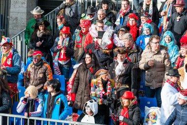 Köln, Almanya - 12 Şubat 2018: 12 Şubat 2018 'de Köln, Almanya' da düzenlenen Karnaval geçit töreninde kimliği belirsiz kişiler. Bu geçit her yıl düzenlenir..