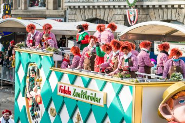 Köln, Almanya - 12 Şubat 2018 'de Almanya' nın Köln kentindeki bir karnavalda insanlar. Köln Karnavalı her yıl Köln 'de yapılan bir karnaval.