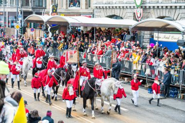 Köln, Almanya - 12 Şubat 2018 'de Almanya' nın Köln kentindeki bir karnavalda insanlar. Köln Karnavalı her yıl Köln 'de yapılan bir karnaval.