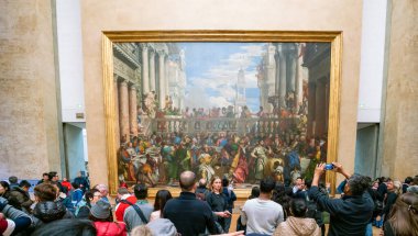 PARIS, FRANCE - 15 Şubat 2018 Louvre Müzesi Ziyaretçileri