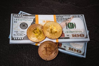 Altın Bitcoin metal para bir Amerikan doları banknotunda