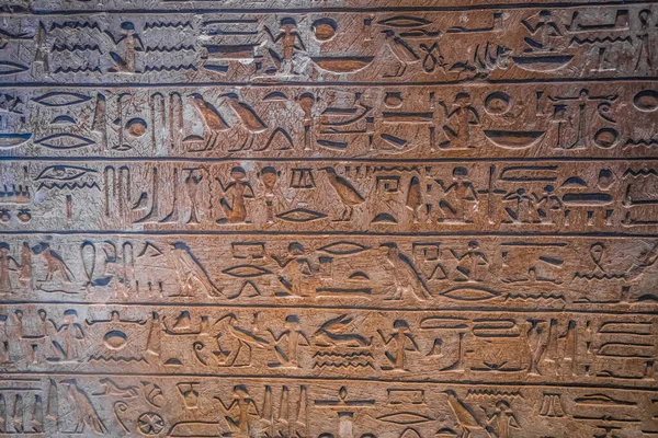 Gamle Egypten Hieroglyffer Hugget Stenen - Stock-foto