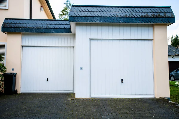 Brede Garagedeur Betonnen Oprit Aan Voorkant — Stockfoto