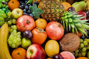 Çeşitli sulu meyveler. Taze meyveler renkli arkaplan. 