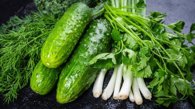 Taze organik otlar ve sebzeler.