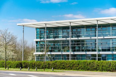 Cam ofis binası. yeşil şehir. 