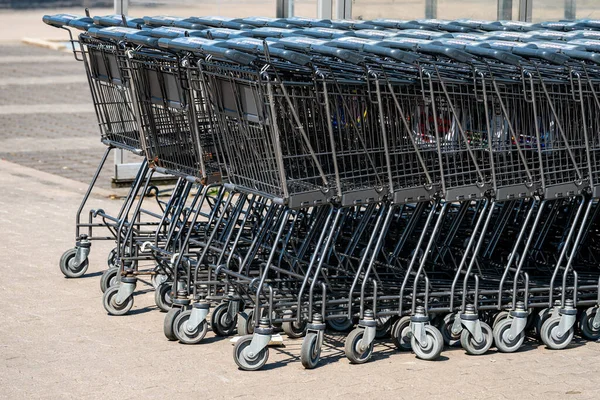 Supermarket Nákupní Vozíky Obchodě — Stock fotografie