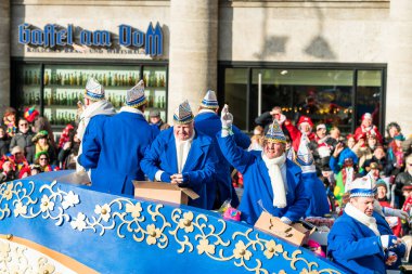 Köln, Almanya - 12 Şubat 2018: 12 Şubat 2018 'de Köln, Almanya' da düzenlenen Karnaval geçit töreninde kimliği belirsiz kişiler. Bu geçit her yıl düzenlenir..