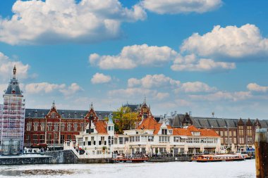 Amsterdam, Hollanda 5 Eylül 2017: Canal Cruise Museum tur binası bar ve restoran manzarası